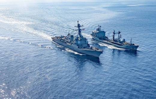 El destructor USS Truxtun (DDG-103) durante una maniobra de reabastecimiento en alta mar con el FGS Spessart  (foto: US Navy)
