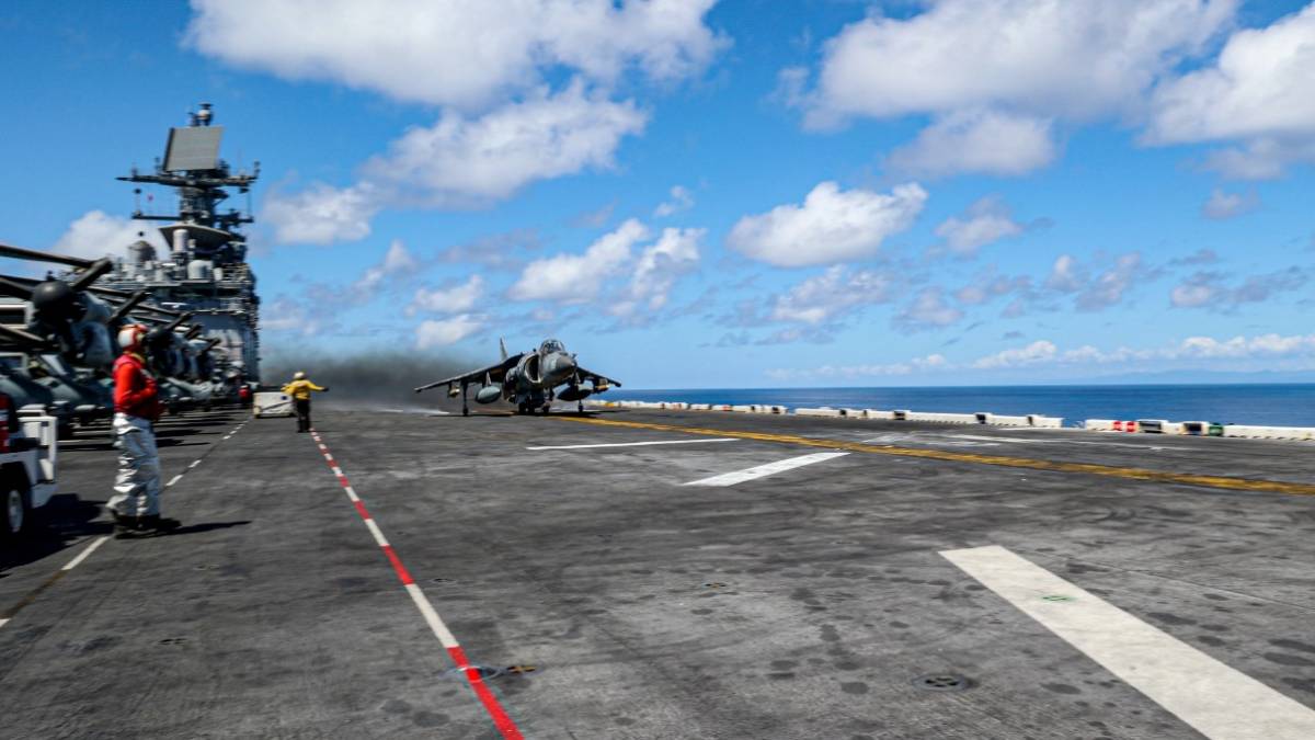 Un AV-8B+ Harrier II del VMA-223 despega desde el USS Iwo Jima (LHD 7) en la Operaci�n Lanza del Sur. (Foto: US Navy) 
