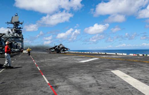 Un AV-8B+ Harrier II del VMA-223 despega desde el USS Iwo Jima (LHD 7) en la Operaci�n Lanza del Sur. (Foto: US Navy) 