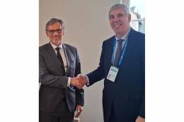 Jos� Vicente de los Mozos con el secretario de Estado alem�n de Armamento, Jens Pl�tner (Indra)