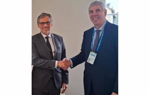 Jos� Vicente de los Mozos con el secretario de Estado alem�n de Armamento, Jens Pl�tner (Indra)