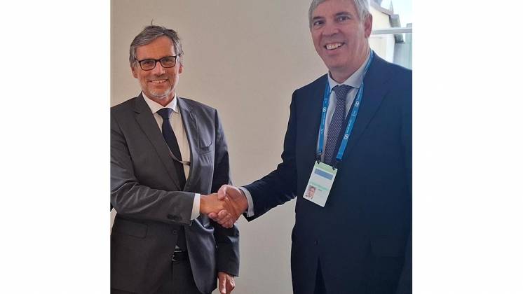 Jos� Vicente de los Mozos con el secretario de Estado alem�n de Armamento, Jens Pl�tner (Indra)