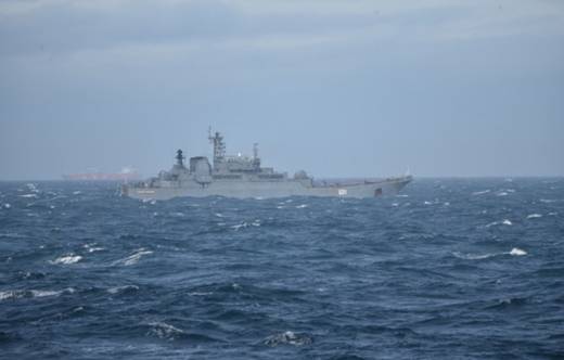 El nav�o anfibio ruso �Alexander Otakovskiy� fotografiado por la dotaci�n �Furor�. (foto EMAD)