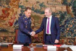 Acto de firma de convenio entre MINISDEF y GMV.