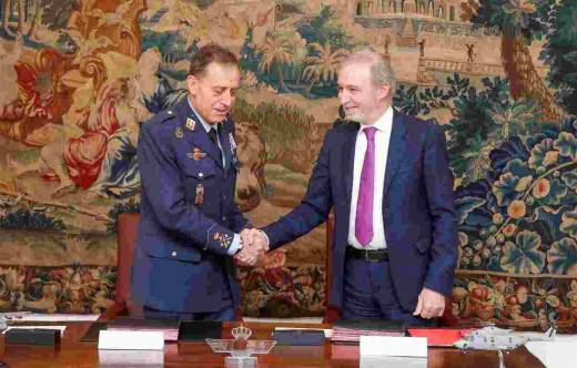 Acto de firma de convenio entre MINISDEF y GMV.