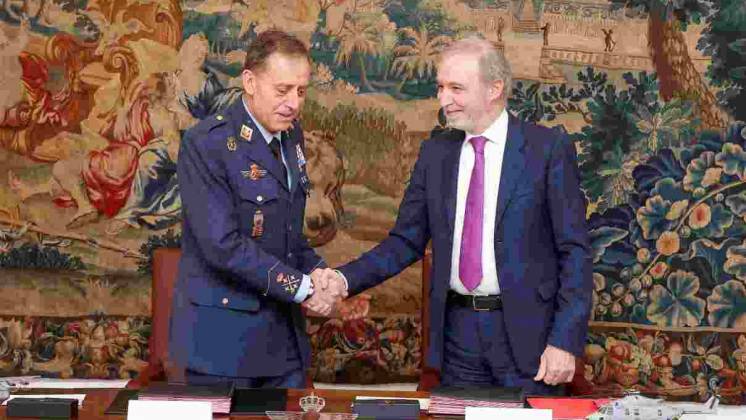 Acto de firma de convenio entre MINISDEF y GMV.