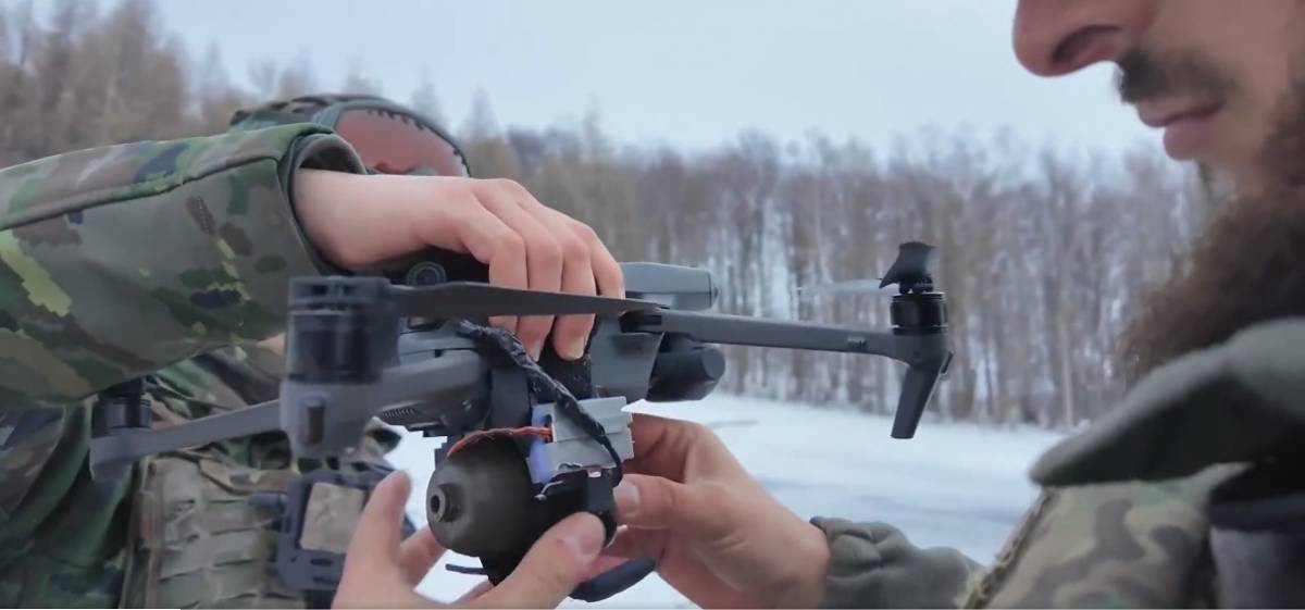 Una primera configuraci�n del dron con una �nica granada (captura v�deo EMAD)