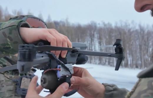 Una primera configuraci�n del dron con una �nica granada (captura v�deo EMAD)