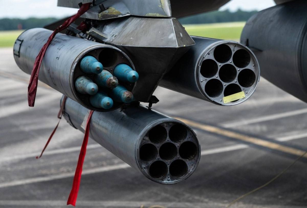 Este F-16 estadounidense muestra su capacidad para portar hasta 36 cohetes repartidos en seis contenedores (USAF)