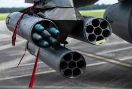 Este F-16 estadounidense muestra su capacidad para portar hasta 36 cohetes repartidos en seis contenedores (USAF)