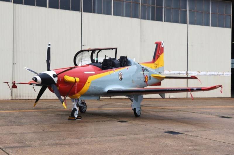 Uno de los PC-21 del CLAEX, como atestigua su indicativo 54-40. (foto Julio M�iz)