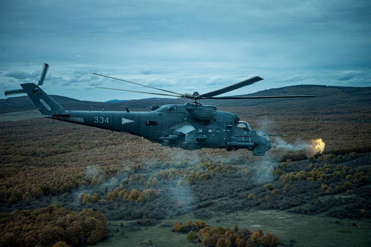 Espectacular imagen de uno de los �ltimos Mi-24 de Hungr�a abriendo fuego. (Foto Fuerza A�rea H�ngara) 