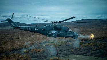 Espectacular imagen de uno de los �ltimos Mi-24 de Hungr�a abriendo fuego. (Foto Fuerza A�rea H�ngara) 