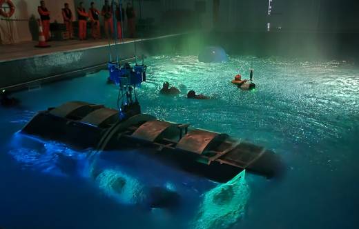 Instrucci�n de un rescate, simulando condiciones de oleaje y nocturna. (foto CESUPAR)