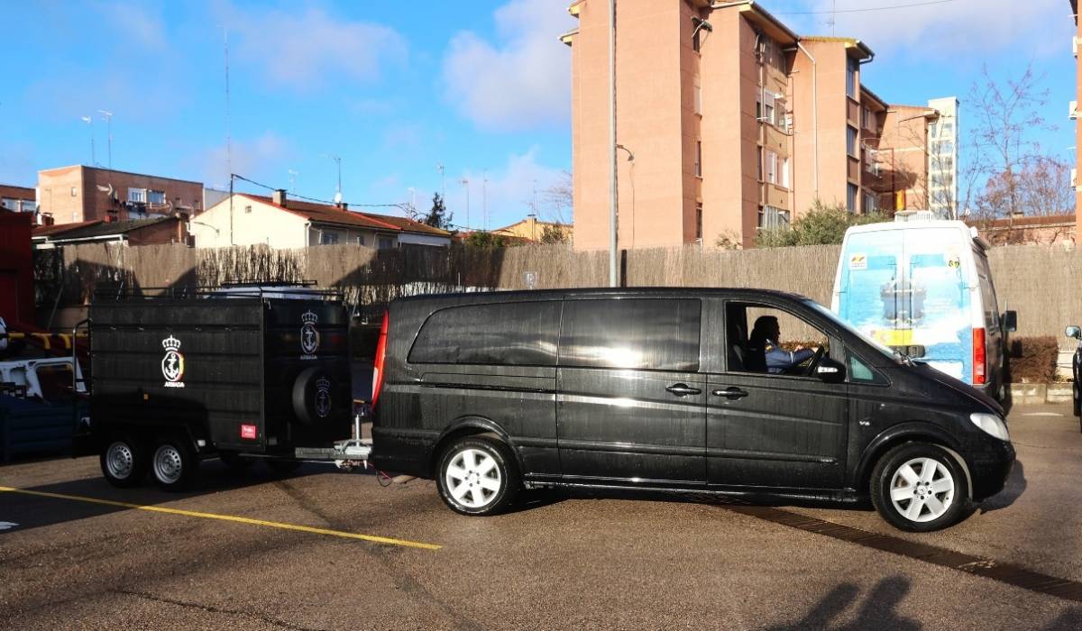 Una de las furgonetas del Parque, a la que se ha dotado de �bola� para poder llevar los nuevos remolques pesados adquiridos por la Armada. (foto Julio Ma�z)