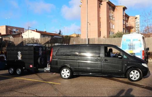 Una de las furgonetas del Parque, a la que se ha dotado de �bola� para poder llevar los nuevos remolques pesados adquiridos por la Armada. (foto Julio Ma�z)