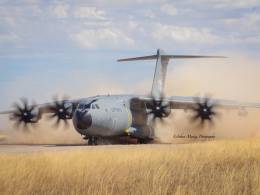 Un A400M de la Luftwaffe operando en la pista de tierra del aer�dromo militar de Ablitas. (Esteban Maiza)