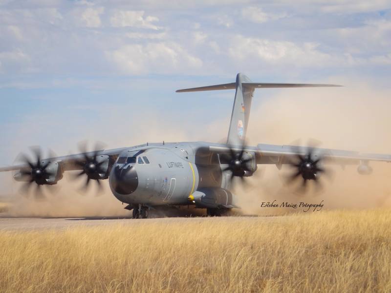 Un A400M de la Luftwaffe operando en la pista de tierra del aer�dromo militar de Ablitas. (Esteban Maiza)