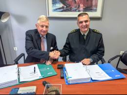 El mayor general Ioannis Bouras, del GDDIA (General Directorate for Defense Investments and Armaments) y Hans Georg Schiebel firman el contrato para dotas de S-100 a la Armada griega.