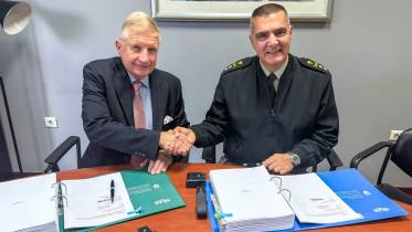 El mayor general Ioannis Bouras, del GDDIA (General Directorate for Defense Investments and Armaments) y Hans Georg Schiebel firman el contrato para dotas de S-100 a la Armada griega.