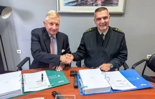 El mayor general Ioannis Bouras, del GDDIA (General Directorate for Defense Investments and Armaments) y Hans Georg Schiebel firman el contrato para dotas de S-100 a la Armada griega.