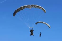 Dos miembros de la BRIPAC en la fase final de su salto sobre la Base Pr�ncipe de Paracuellos del Jarama.