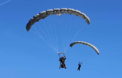 Dos miembros de la BRIPAC en la fase final de su salto sobre la Base Pr�ncipe de Paracuellos del Jarama.
