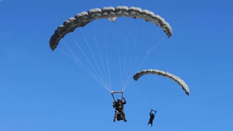 Dos miembros de la BRIPAC en la fase final de su salto sobre la Base Pr�ncipe de Paracuellos del Jarama.