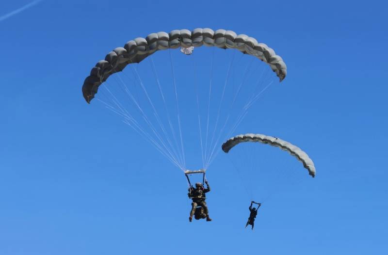 Dos miembros de la BRIPAC en la fase final de su salto sobre la Base Pr�ncipe de Paracuellos del Jarama.