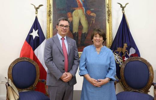 Futuro Ministro de Defensa Fernando Barros junto a la actual Ministra de Defensa Adriana Delpiano Puelma.