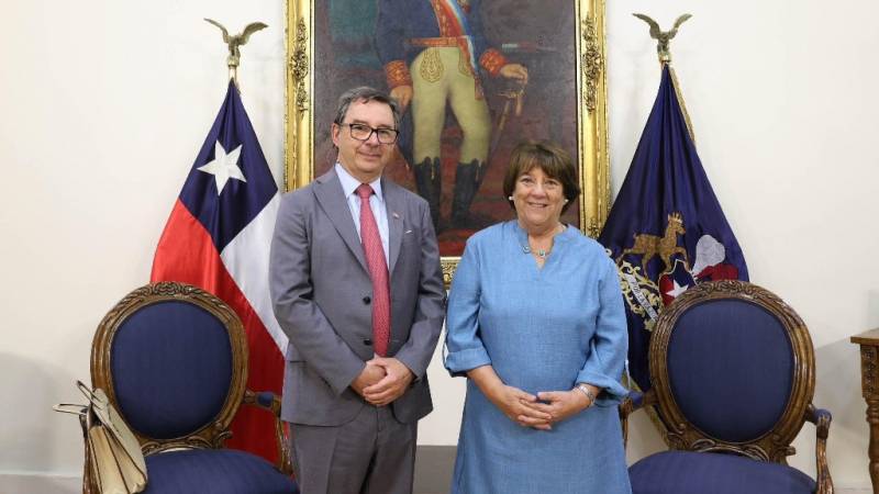 Futuro Ministro de Defensa Fernando Barros junto a la actual Ministra de Defensa Adriana Delpiano Puelma. Futuro Ministro de Defensa Fernando Barros junto a la actual Ministra de Defensa Adriana Delpiano Puelma.