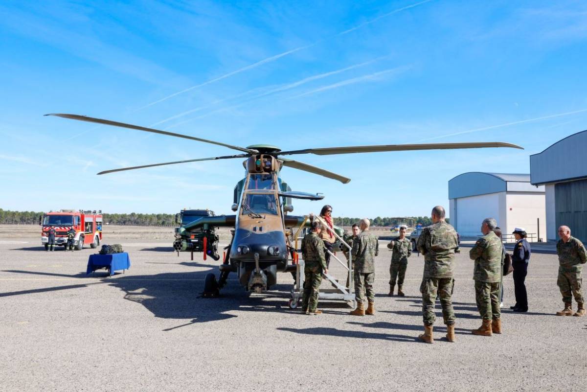 Durante la visita al BHELA I la ministra pudo conocer el helic�ptero Tigre. Armado con el eficaz misil multiprop�sito Spike ER, mientras el veto a la tecnolog�a israel� lo permita (Ministerio de Defensa)