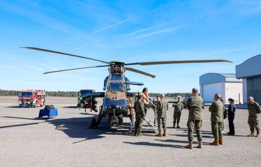 Durante la visita al BHELA I la ministra pudo conocer el helic�ptero Tigre. Armado con el eficaz misil multiprop�sito Spike ER, mientras el veto a la tecnolog�a israel� lo permita (Ministerio de Defensa)