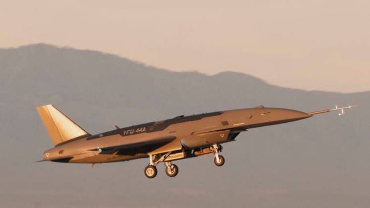 Los sistemas a�reos YFQ-44A son plataformas aut�nomas que ser�n determinantes en combates futuros junto a los F-22 Raptor. (Anduril)