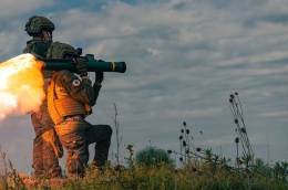 Disparo del lanzacohetes Instalaza C-90 por un infante de Marina (foto EMAD)