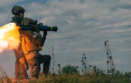 Disparo del lanzacohetes Instalaza C-90 por un infante de Marina (foto EMAD)