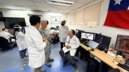 Director Espacial de la Fuerza A�rea de Chile, el general de brigada a�rea Christian Stuardo en las instalaciones de DTS, filial de ENAER. 