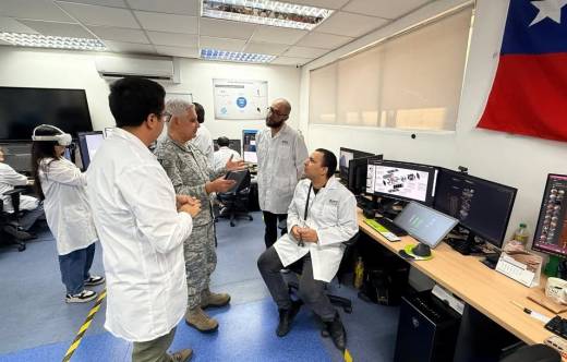 Director Espacial de la Fuerza A�rea de Chile, el general de brigada a�rea Christian Stuardo en las instalaciones de DTS, filial de ENAER. 