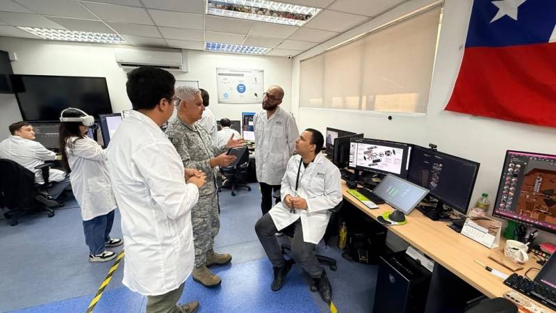 Director Espacial de la Fuerza A�rea de Chile, el general de brigada a�rea Christian Stuardo en las instalaciones de DTS, filial de ENAER. 