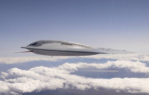 El nuevo bombardero Northrop Grumman B-21 durante sus pruebas de vuelo. (foto USAF)