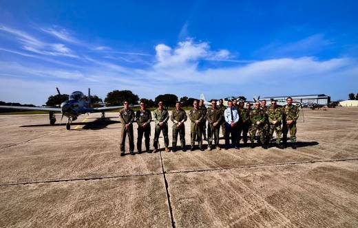Los primeros pilotos de la Fuerza A�rea de Portugal del A-29N. (foto FAP) 