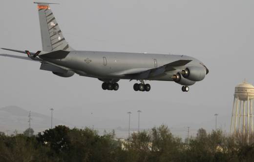 Uno de KC-135 de los Estados Unidos aterrizando en Mor�n (Sevilla), cuyo rotulo aparece en el dep�sito de agua. (foto Julio Maiz)