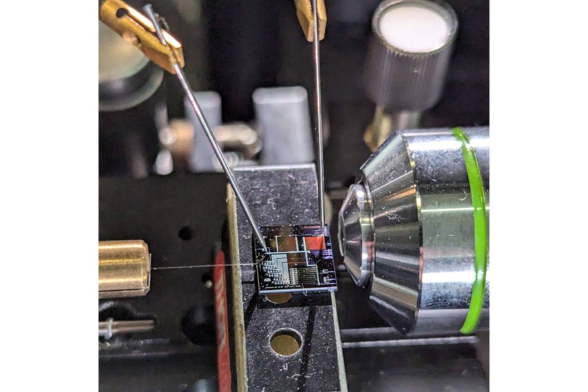 Setup de caracterizaci�n �ptica de chips de silicio. Ensayo de un prototipo de laboratorio mediante agujas de contacto para el control del apuntamiento electr�nico de antenas �pticas integradas (AGPhotonics)