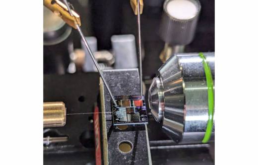 Setup de caracterizaci�n �ptica de chips de silicio. Ensayo de un prototipo de laboratorio mediante agujas de contacto para el control del apuntamiento electr�nico de antenas �pticas integradas (AGPhotonics)