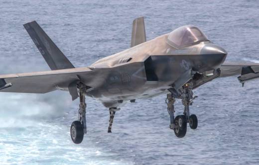 Uno de los F-35, en este caso de la versi�n embarcada en portaaviones convencionales. (foto US Navy)