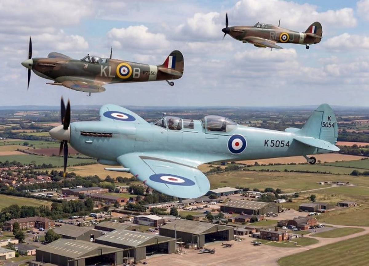 El biplaza de la asociaci�n Spitfires.com, pintado como el prototipo volado en 1936, junto otro caza similar y un �Hurricane�.  (foto Spitfires.com)