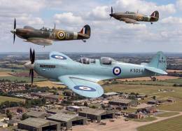 El biplaza de la asociaci�n Spitfires.com, pintado como el prototipo volado en 1936, junto otro caza similar y un �Hurricane�.  (foto Spitfires.com)