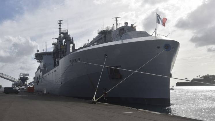 El buque log�stico Jacques Stosskopf (A726) a su llegada al puerto de Martinica. (Cr�ditos Fuerzas Armadas en las Antillas)