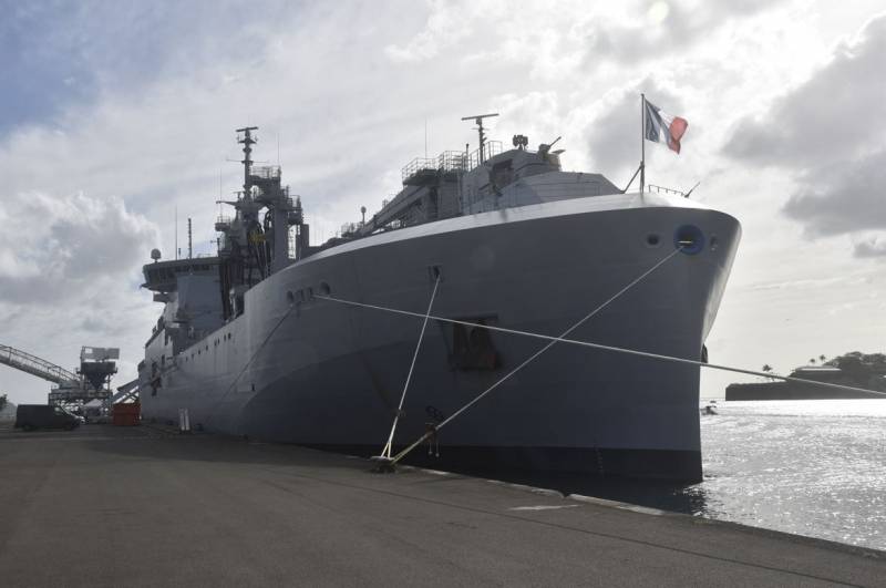 El buque log�stico Jacques Stosskopf (A726) a su llegada al puerto de Martinica. (Cr�ditos Fuerzas Armadas en las Antillas)