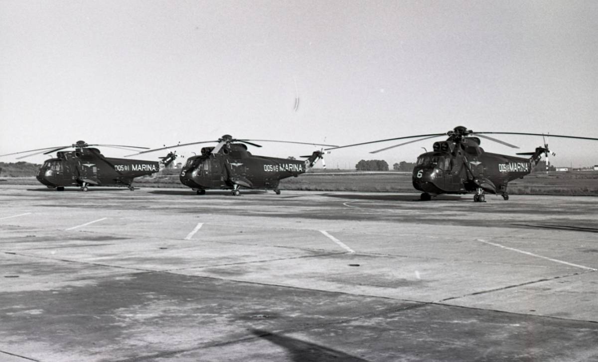 Una imagen, muy posiblemente de los años setenta del pasado siglo, se ven tres de los primeros SH-3D “Sea King” entregados al entonces Ministerio De Marina. (foto FLOAN) Una imagen, muy posiblemente de los años setenta del pasado siglo, se ven tres de los primeros SH-3D “Sea King” entregados al entonces Ministerio De Marina. (foto FLOAN)